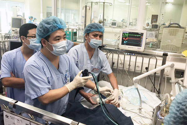 Sặc hạt điều, bé 2 tuổi ở Hà Nội phải thở máy