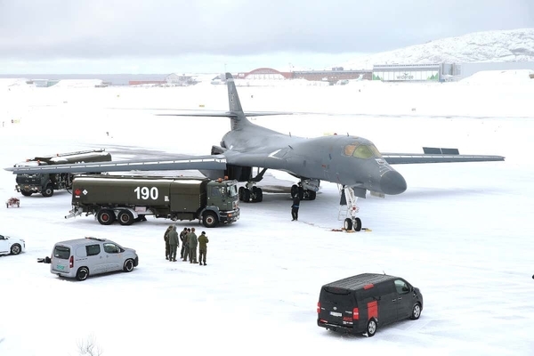 'Hiệp sỹ bóng đêm' Mỹ lần đầu hạ cánh tại Bắc Cực, gửi thông điệp ngầm tới Nga