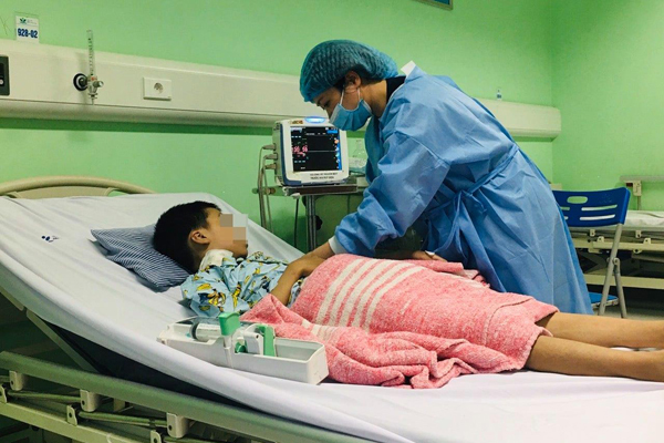 Bé 9 tuổi ở Hà Nội sưng mắt, không ngờ bị hỏng thận phải cắt bỏ