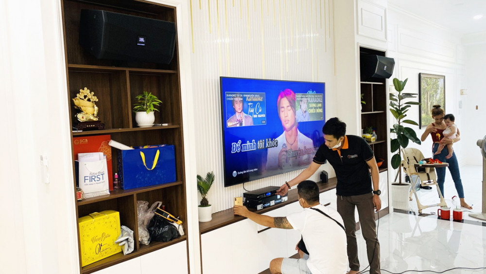 Chi tiền triệu làm phòng karaoke gia đình