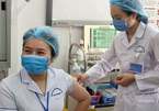 60 cán bộ y tế đầu tiên của Hải Phòng được tiêm vắc xin Covid-19