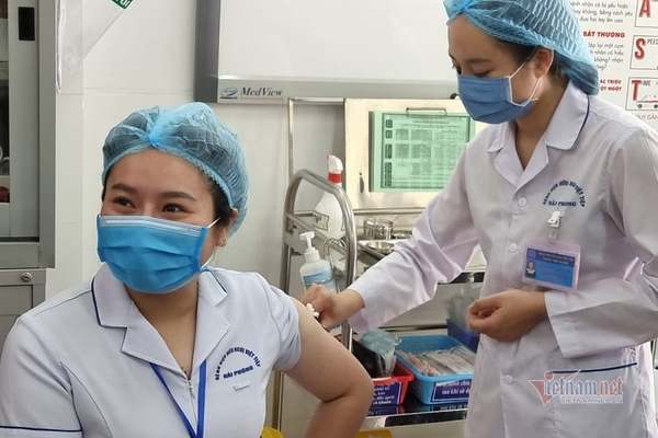 60 cán bộ y tế đầu tiên của Hải Phòng được tiêm vắc xin Covid-19