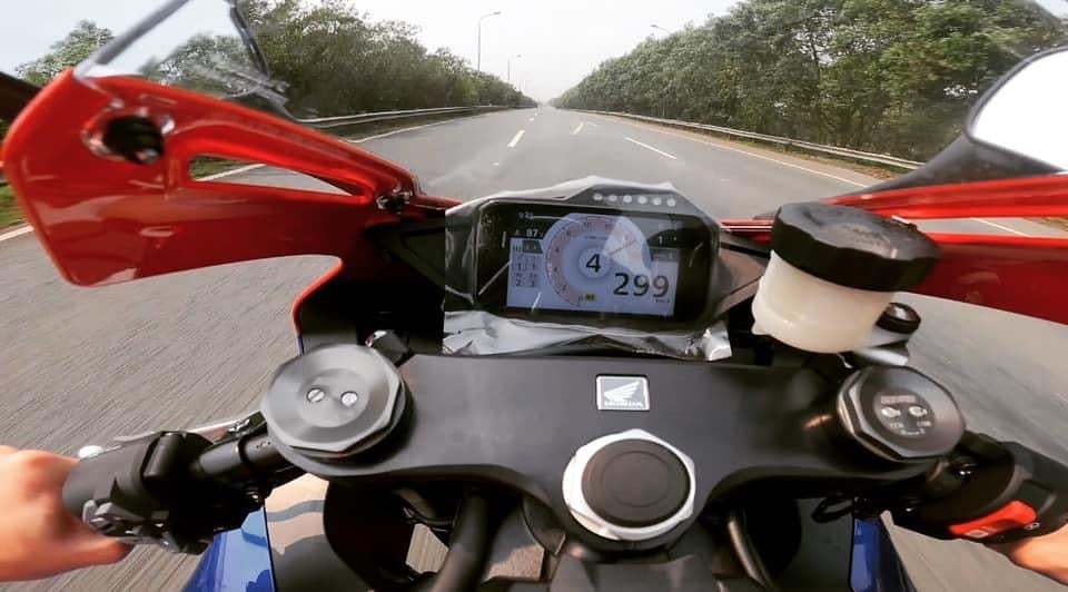 Tài xế Honda CBR phóng “bạt mạng” gần 300km/h trên Đại lộ Thăng Long