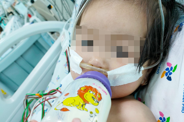 Bé gái 15 tháng tuổi nguy kịch vì biến chứng tay chân miệng