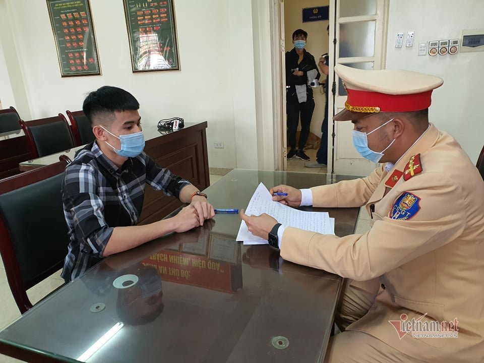 Tài xế 9x phóng mô tô gần 300km/h bị phạt 10,5 triệu, giữ xe 7 ngày