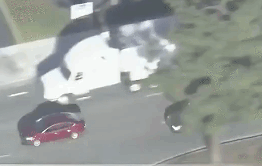 Cảnh sát truy đuổi ô tô vi phạm như trong phim điện ảnh