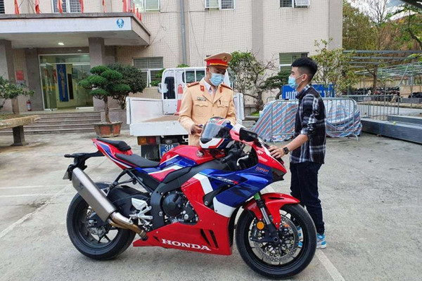 Người phóng mô tô 299 km/h trên đại lộ Thăng Long cảm thấy 'rất hối hận'