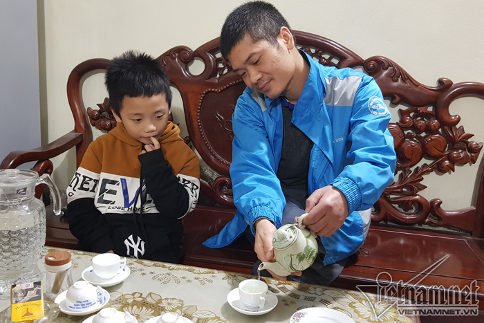 Cuộc sống mới của chàng trai đầu tiên ghép tay người khác tại Việt Nam