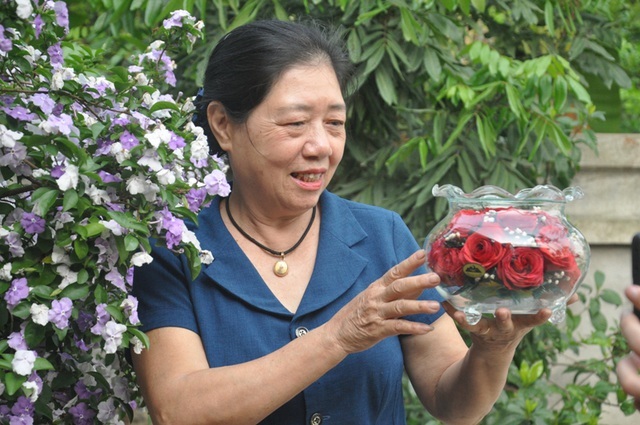 Khởi nghiệp 50 tuổi, nữ giúp việc trở thành chủ cơ sở 'hoa bất tử'