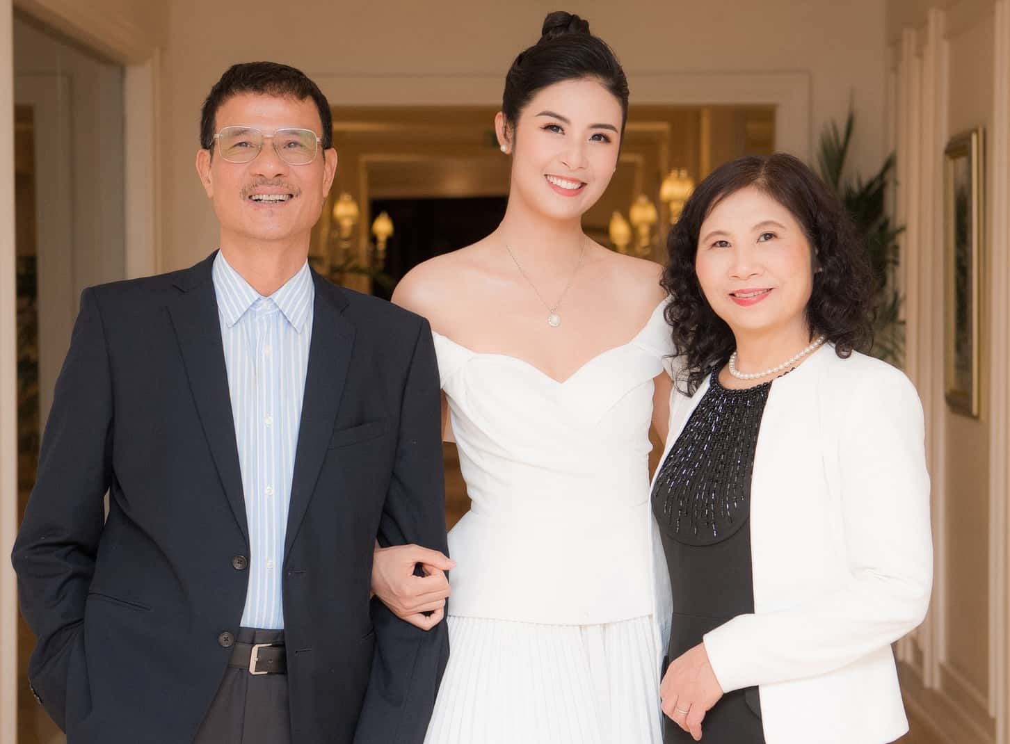 Hoa hậu Ngọc Hân tặng bố mẹ món quà gần 200 triệu