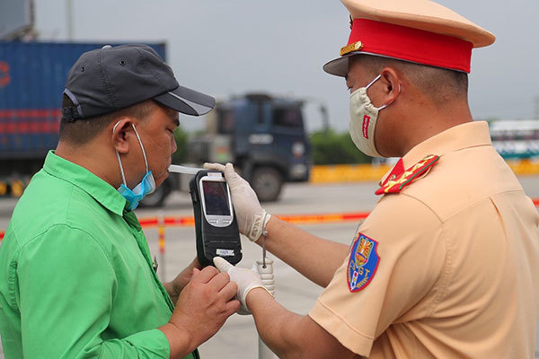 Traffic police crack down on drunk drivers