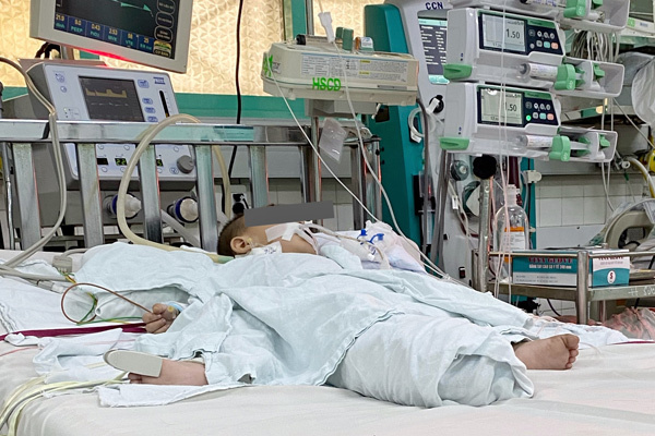 Bé 13 tháng tuổi nguy kịch vì uống dầu thắp đèn