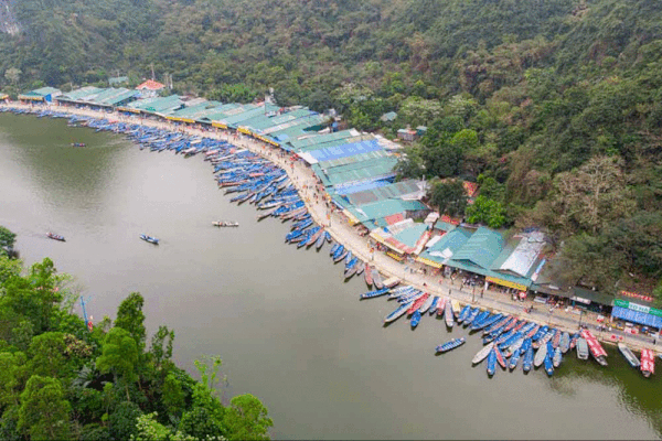 Hình ảnh vạn du khách đổ về chùa Hương nhìn từ flycam