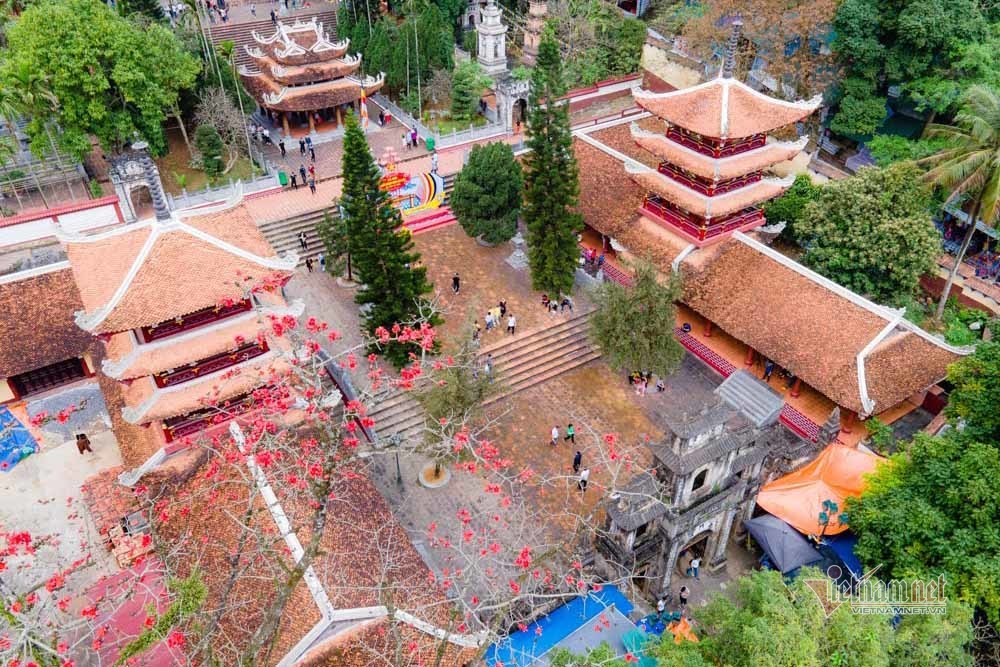 Hình ảnh vạn du khách đổ về chùa Hương nhìn từ flycam