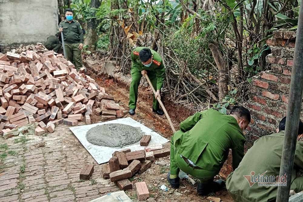 Công an chính quy về xã, xắn tay sửa nhà giúp dân ở Hà Nội