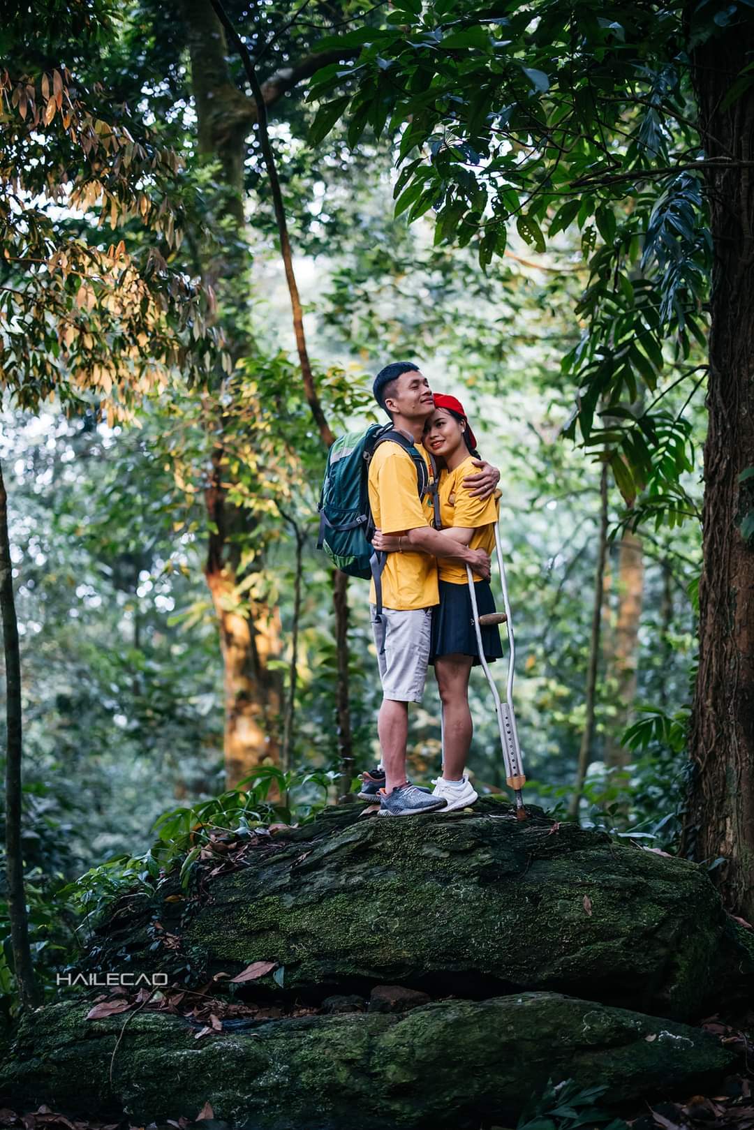 Bộ ảnh ngọt ngào của cặp vợ chồng 'lính chì' giữa rừng núi