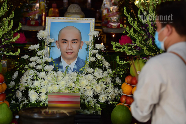Lý Nhã Kỳ khóc gục trên vai Minh Hằng trong lễ tưởng niệm Minh Lộc