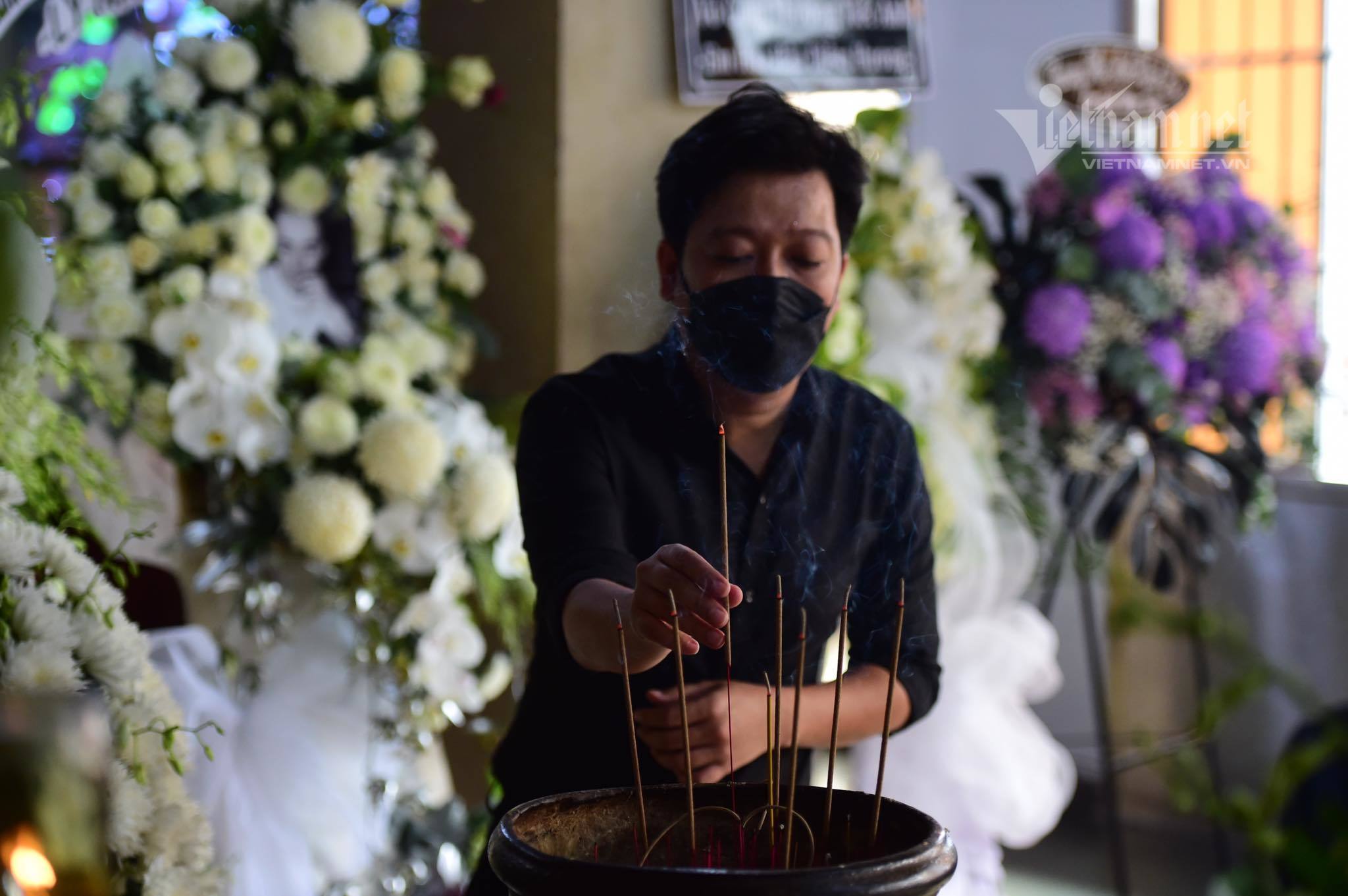 Lý Nhã Kỳ khóc gục trên vai Minh Hằng trong lễ tưởng niệm Minh Lộc