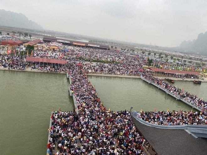 'Biển người' tại chùa Tam Chúc trong ngày cuối tuần