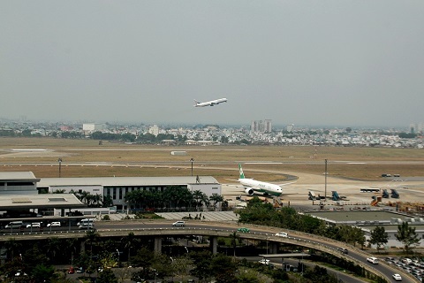 Why does Vietnam not develop airports en masse?