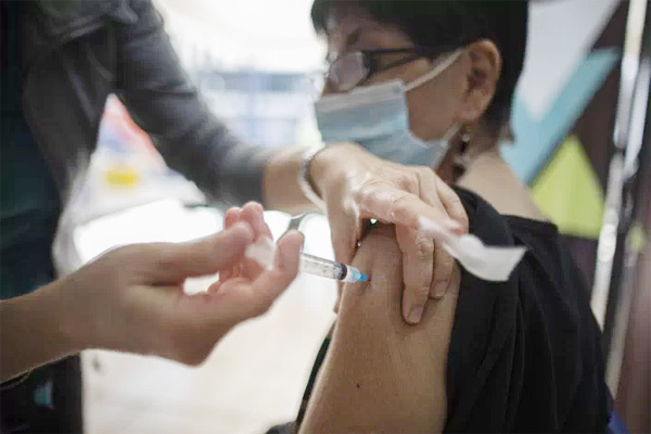 Bí mật tiêm vắc xin thành công của đất nước từng bị Covid-19 tàn phá