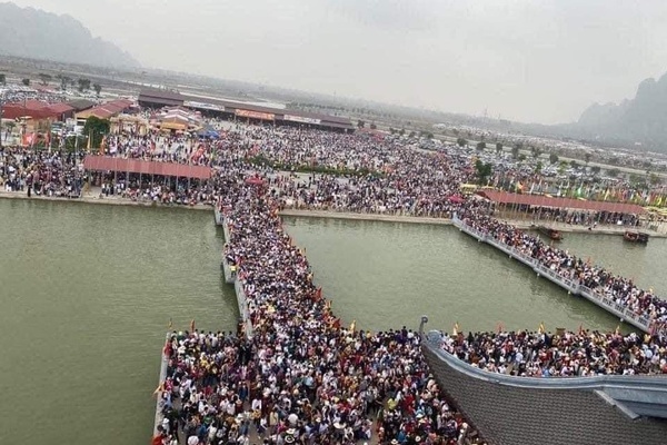 Trăm ngàn người đổ về Tam Chúc: Đừng đi chùa như việc thi đua