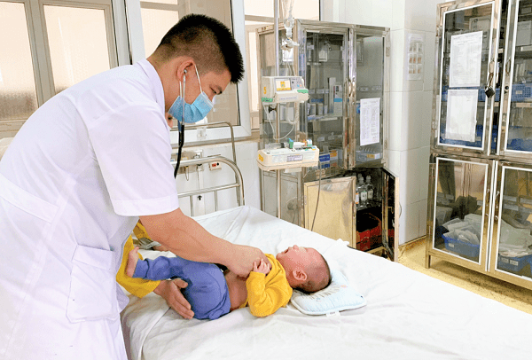Bé 5 tháng tuổi bỏng niêm mạc mũi do rửa bằng cồn 90 độ