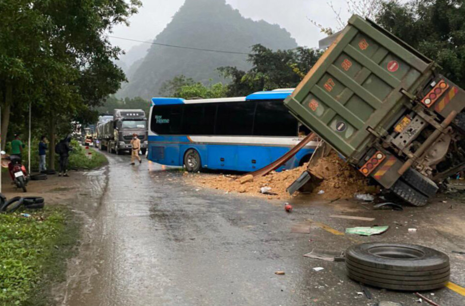 Xe khách đối đầu xe tải trên đường Hồ Chí Minh, ba người chết tại chỗ