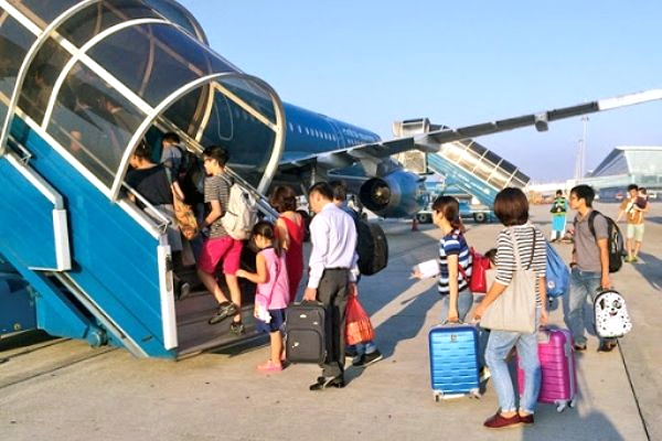 Đi máy bay dịp 30/4-1/5: Giá tăng gấp 3, bất ngờ hết vé