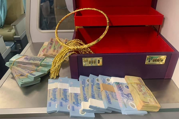 Khách bỏ quên vali có 315 triệu cùng nhiều vòng vàng trên máy bay