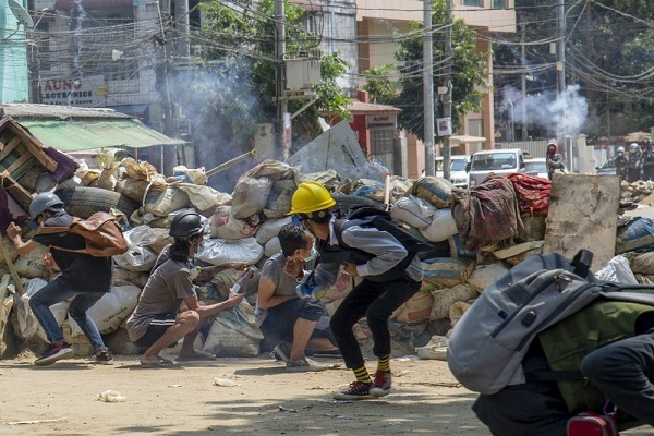 Hàng nghìn dân Myanmar rời bỏ khu công nghiệp Yangon đi lánh nạn