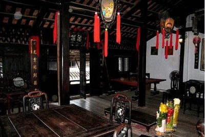 A visit to Phung Hung ancient house
