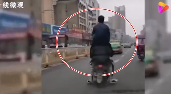 Cho bạn ngồi lên vai, 4 nam sinh đi xe máy như diễn xiếc giữa đường