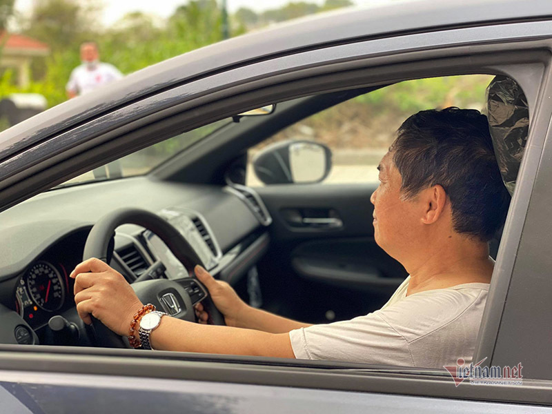 Kỷ lục người già lái xe: 78 tuổi vẫn học lái ô tô