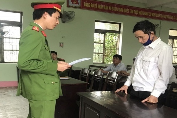Bắt hai người đàn ông làm giả bằng khen, huân chương của Nhà nước