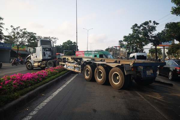 Xe đầu kéo tông liên hoàn, 5 ô tô hư hỏng