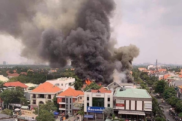 Cháy dữ dội quán ăn BBQ ở khu nhà giàu Thảo Điền sau tiếng nổ rất lớn