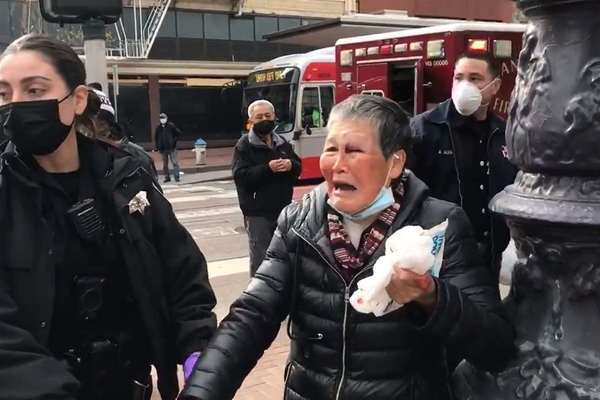 Video côn đồ nhận cái kết không ngờ khi tấn công cụ bà gốc Á