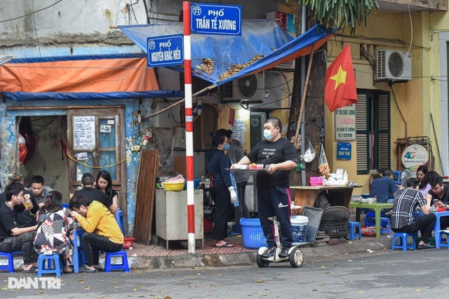 Quán phở Hà Nội ngày bán trăm bát nhờ màn giao hàng 'có một không hai'