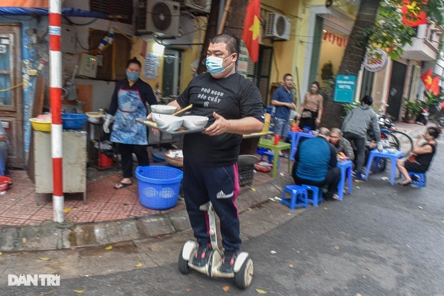Quán phở Hà Nội giao hàng bằng xe điện