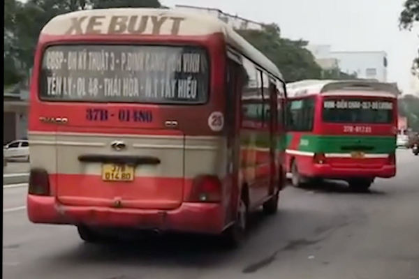 Hãi hùng cảnh xe buýt rượt đuổi, chặn đầu nhau trong TP Vinh