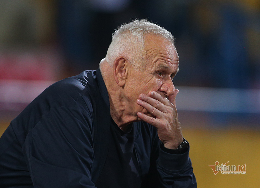 Thua Hà Nội, HLV già nhất V-League sốc vì sự cố hy hữu