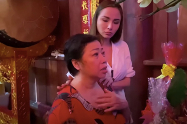 Nghệ sĩ Phi Phụng khóc, xin lỗi khi thắp hương cho danh hài Chí Tài