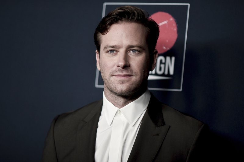 Armie Hammer bị cáo buộc hiếp dâm bạn gái cũ suốt 4 tiếng