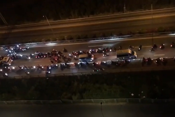 Hàng trăm 'quái xế' chặn cao tốc làm đường đua bạt mạng