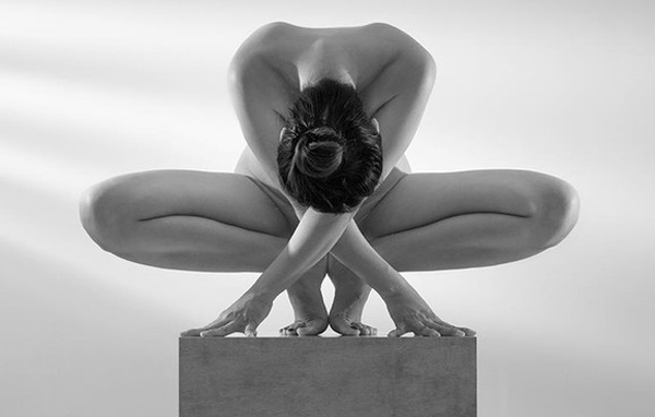 Thái Phiên ra sách ảnh nude yoga độc bản tặng người mẫu ruột