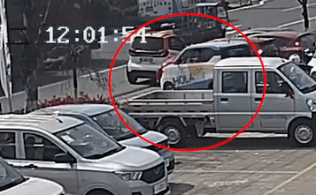 Lái thử ô tô mới, nam tài xế lao thẳng ra đường khiến đầu xe nát tươm