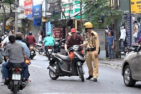 'Quên' mũ bảo hiểm khi đi đường và những pha cuống cuồng đối phó