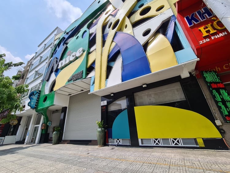 Chủ quán bar: 'Mỗi tháng tôi lại bay mất vài căn nhà'