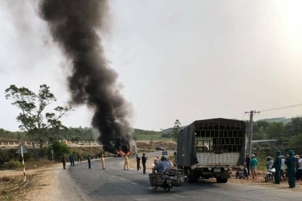 Xe đầu kéo cháy rụi sau khi tông, kéo lê xe máy làm 2 người thương vong